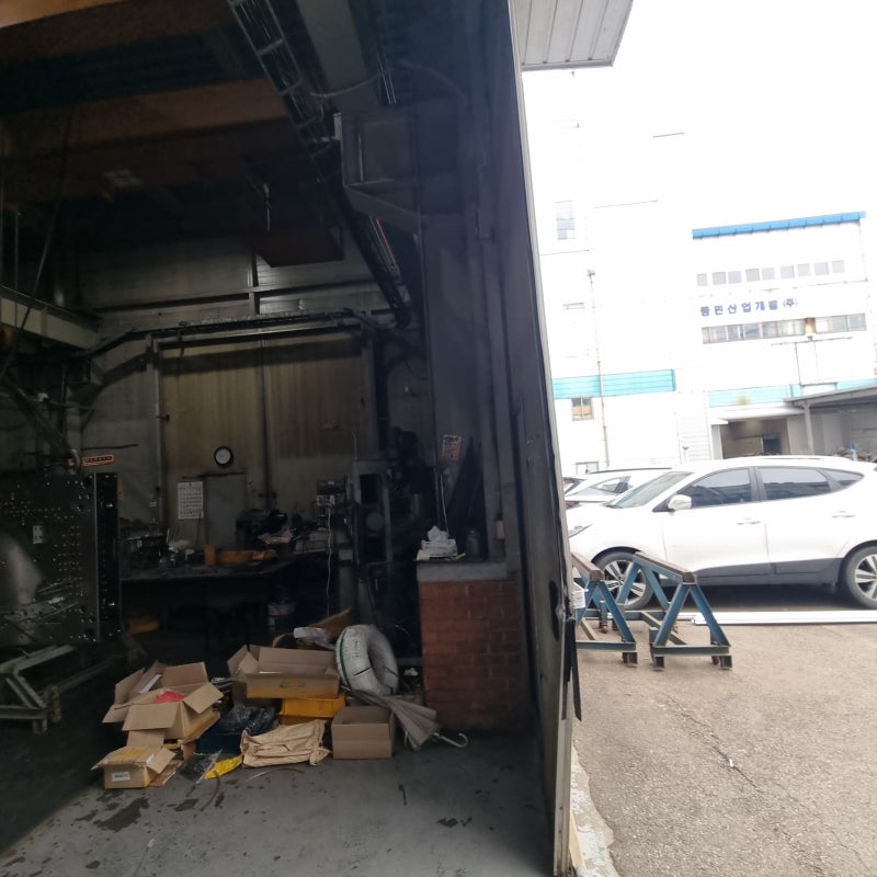 지게차에 찍히고 휘어진 판넬 공장문수리 방법과 비용