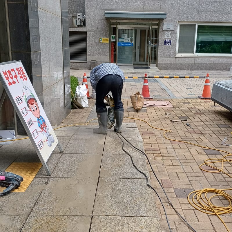 상가 출입구 경사로 바닥 전면 철거 재시공 시공 사진 2