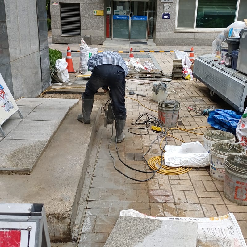 상가 출입구 경사로 바닥 전면 철거 재시공 시공 사진 8