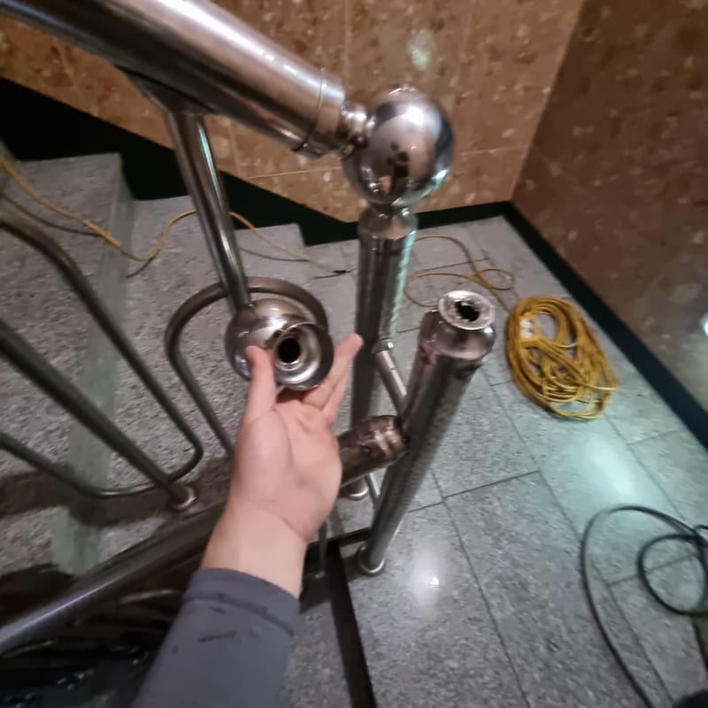 계단난간 손잡이 볼부속 떨어짐 알곤용접 수리 시공 사진 2
