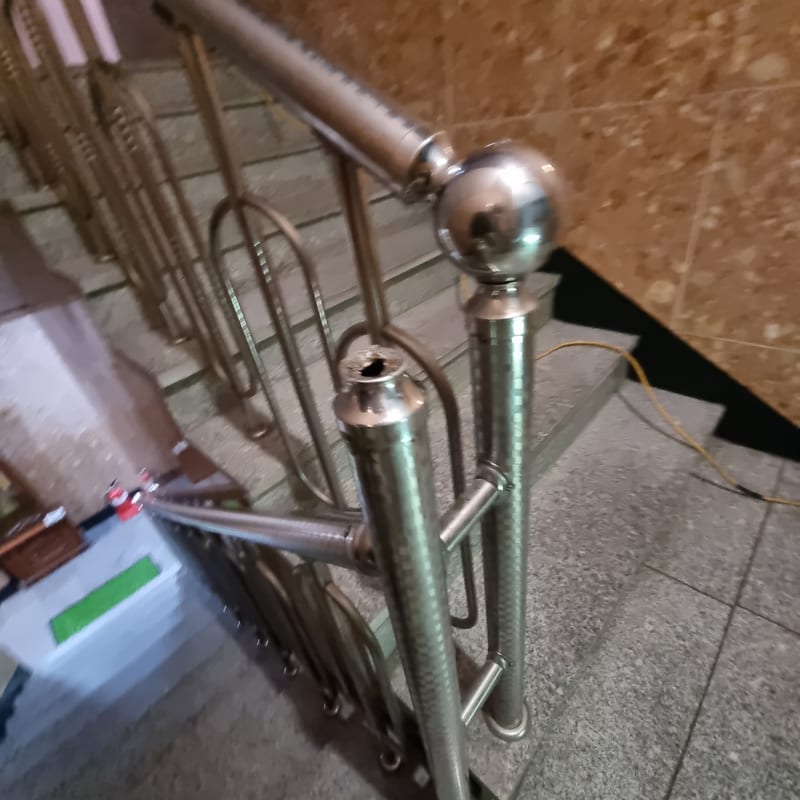 계단난간 손잡이 볼부속 떨어짐 알곤용접 수리 시공 사진 3
