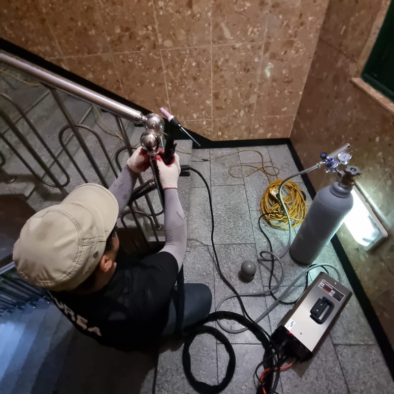 계단난간 손잡이 볼부속 떨어짐 알곤용접 수리 시공 사진 5