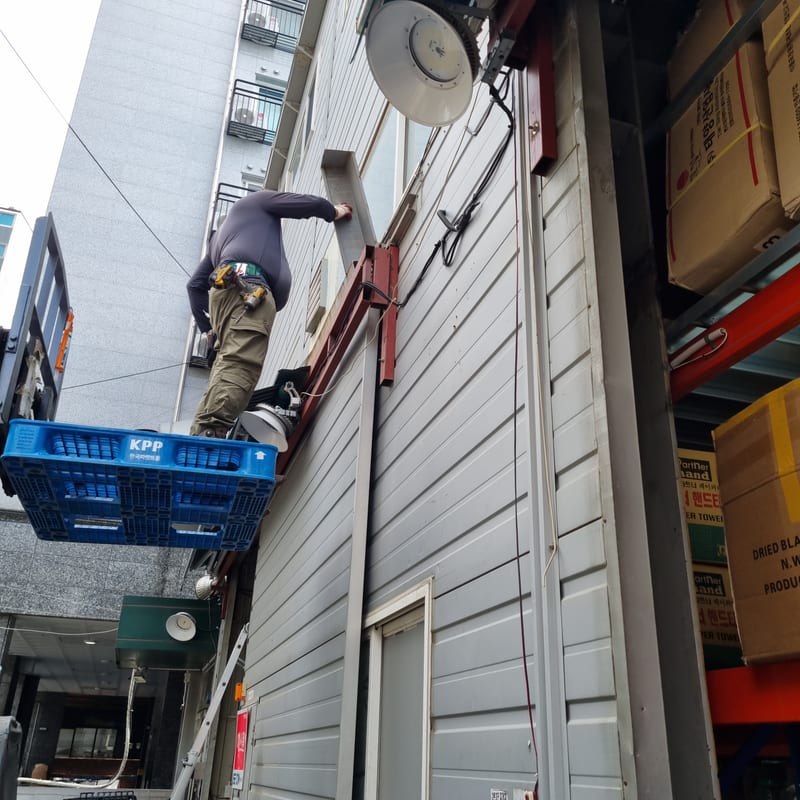 처진 공장문 수리 — 행거도어 바퀴 교체 시공 사진 3